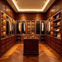 Dressing en U sur mesure en bois avec vitrine en verre et îlot central pour rangement d'accessoires de luxe dans la chambre principale