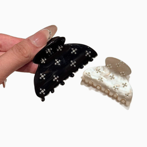 Accessorio per Capelli di Alta Gamma con Perle Scintillanti Incastonate di Diamanti e una Molletta Semi-Circolare al Collo. - Product Image 1