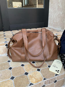 Sac fourre-tout pratique imperméable en PU avec doublure en polyester pour femme, grande taille, style coréen 2025, sac à bandoulière de voyage avec poche zippée pour ordinateur portable - Product Image 6