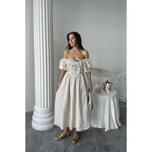 Elegante Vestido de Noche Beige Bordado de Organza sin Espalda, con Cintura Imperio y Corte en A, Hecho a Mano - Product Image 6