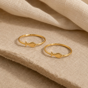 <span class=keywords><strong>Bague</strong></span> fine en forme de poisson, or 18 carats PVD, acier inoxydable, style minimaliste unique pour <span class=keywords><strong>femme</strong></span>, tendance chic au quotidien - Product Image 3