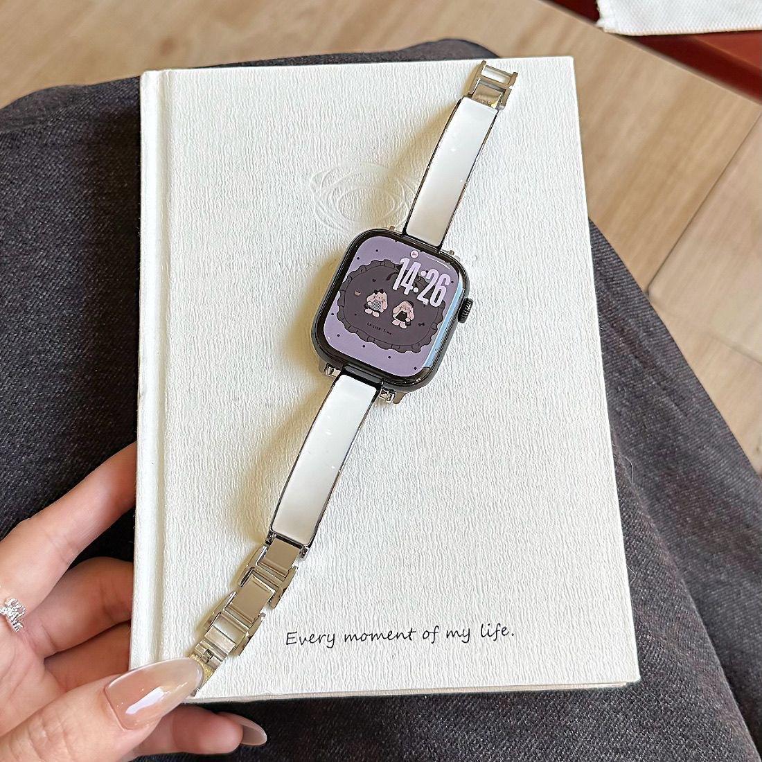 สีเงินและสีขาว