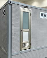 Toilettes préfabriquées en conteneur, mur texturé en brique, équipement sanitaire complet, chasse d'eau, compostage à sec, porte d'intimité pour zones panoramiques