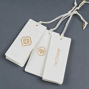Accesorios de ropa personalizados con diseños elegantes y etiquetas colgantes de papel en relieve con el logotipo de la marca - Product Image 6