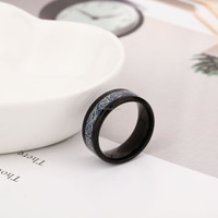 POYA Bague classique en acier titane incrustation de fibre de carbone motif dragon rouge/bleu/vert plaqué noir 8mm fiançailles de mariage