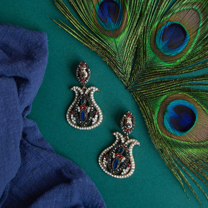 Pendientes de moda con temática vintage Clip de oreja con diamantes de imitación para mujer personalizado listo para enviar - Product Image 2