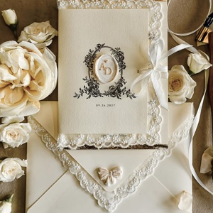 Invitación de Boda de Lujo con Encaje, Papel Offset, Impresión Tipográfica, Monograma Floral en Relieve, Borde Decorativo, Diseño Elegante en Color Marfil - Product Image 2