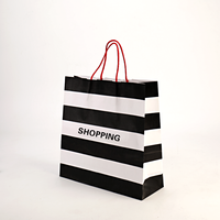 Sac en papier commercial noir blanc de haute qualité avec poignée torsadée Sacs en papier kraft cosmétiques bon marché avec logo imprimé personnalisé