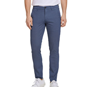 Pantalons chino pour hommes fabriqués en sergé de coton recyclé et teints avec des colorants à faible impact environnemental pour une tenue de bureau durable et un style de vie écoresponsable. - Product Image 6
