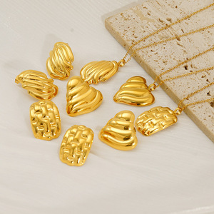 סט תכשיטי לב מפלדת אל חלד מצופה זהב 18 קראט |   שרשרת ועגילים גיאומטריים מרוקעים נגד כתמים לנשים - Product Image 2