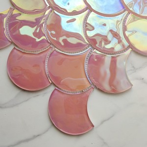 Prezzo all'ingrosso nuovo prodotto <span class=keywords><strong>rosa</strong></span> forma di ventaglio di pesce scala iridescente tessere di mosaico di vetro per la decorazione della parete - Product Image 6