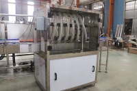 Machine de remplissage automatique de liquide visqueux à haute productivité pour bouteilles en verre avec contrôle PLC Capacité de 2000 BPH