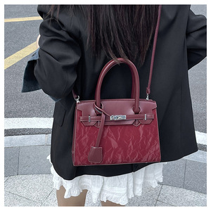 Sac fourre-tout décontracté structuré moderne pour femme - Sac à main texturé inspiré avec fermoir à fermoirs, poignée supérieure et bandoulière amovible en PU - Product Image 6