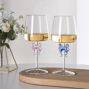 Verres <span class=keywords><strong>à</strong></span> vin <span class=keywords><strong>rouge</strong></span> décoratifs <span class=keywords><strong>à</strong></span> long <span class=keywords><strong>pied</strong></span> avec nœud papillon mignon, faits <span class=keywords><strong>à</strong></span> la main, pour douche nuptiale, bar ou fête - Product Image 1