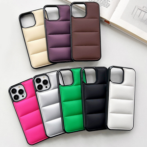 Custodia 3D Effetto Morbido Imbottita in Cotone per <span class=keywords><strong>iPhone</strong></span> 15 14 13 12 <span class=keywords><strong>11</strong></span> <span class=keywords><strong>Pro</strong></span> Max, <span class=keywords><strong>Cover</strong></span> Invernale Stile Piumino con Logo Personalizzato - Product Image 1