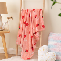 Großhandel Heimtextilien Cartoon-Erdbeer-Motiv 100% Polyester Flanell Babydecke Weiche Atmungsaktive Wickeldecke für Sofa und Schlafzimmer