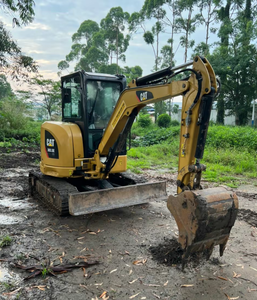 L'excavatrice sur chenilles hydraulique Compact Cat 3035E offre une grande efficacité, une faible consommation de carburant et un fonctionnement fiable. - Product Image 2