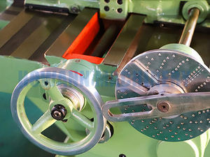 Máquina Ranuradora Vertical Hidráulica Automática Howann B5032/B5050 Motorizada de Alta Productividad 380V para Procesamiento de Chaveteros - Product Image 2