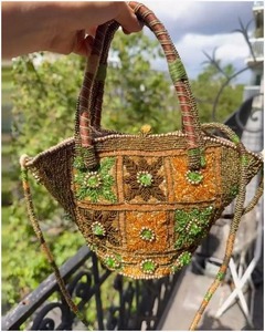 Sac à main de luxe fait main par un fournisseur indien, orné de perles et brodé, pour femme, idéal pour les événements spéciaux, disponible à la vente - Product Image 2