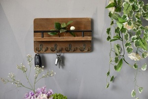 Estante colgante flotante rústico hecho a mano de granja, soporte para llaves de madera montado en la pared, gancho de pared con estante, organizador de correo, ganchos para abrigos - Product Image 6