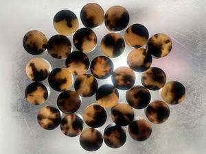 Botones de Cuerno de Búfalo Auténtico, Pulidos, Ecológicos, con 2 Orificios, Blancos y Negros, para Trajes, Abrigos y Suéteres - Product Image 2