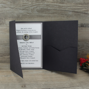Élégantes cartes d'invitation de mariage personnalisées noires à trois volets avec bande de maintien et cartes RSVP - Product Image 3