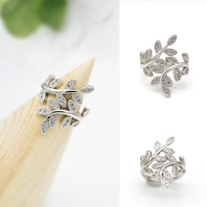 Anello da Donna con Ramo d'Ulivo e Foglia Intarsiati di Zirconi, Gioiello Creativo per Uso Quotidiano - Product Image 1