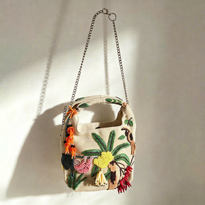 Sac à bandoulière en toile de polyester fait main, brodé de perles, lavable, avec motif palmier et oiseau, et sangle chaîne - Product Image 1