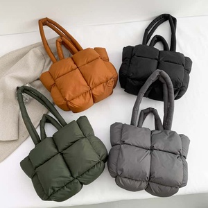 Sac fourre-tout matelassé noir à motif litchi en nylon avec fermeture éclair, sac à bandoulière portable pour femme, usage quotidien, toutes saisons, tendance - Product Image 3