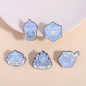 FAERE Pin's en émail polyédrique amusant, thème 'This Is Fine', cadeau pour joueur de TRPG, badge de revers, bijou plaqué nickel noir pour jeux de rôle - Product Image 2