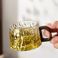 Tasse en verre exquise, parfaite pour le thé aux fleurs, le café latte art ou les boissons quotidiennes ; design élégant et attrayant.