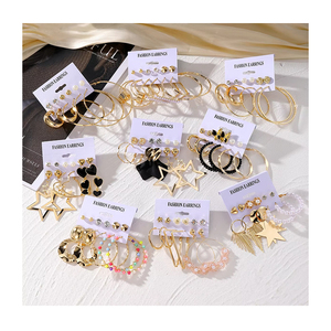 Showfay, encantadoras perlas brillantes en forma de C, juego de tarjetas circulares grandes de <span class=keywords><strong>6</strong></span> pendientes de perlas de corazón de mariposa dorada, joyería de moda - Product Image 1