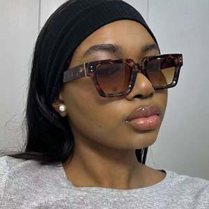 Gafas de Sol Cuadradas Extra Grandes con Logotipo Personalizado, Moda Retro 2025, para Hombre y Mujer, Montura Grande, UV400, Color Degradado, con Remaches - Product Image 2