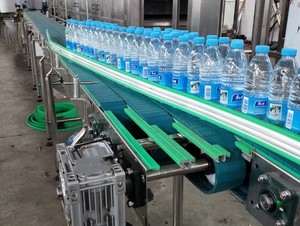 Özelleştirilmiş Otomatik Mühendislik Plastikleri İçecek Şişesi Bantlı Konveyör, Dolum Makineleri ile SUS304 Yüksek Kapasiteli - Product Image 2