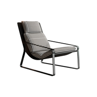 Fauteuil lounge rembourré en tissu pied-de-poule avec structure métallique élégante pour usage domestique