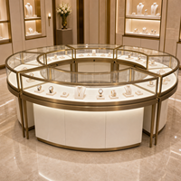 Vitrine d'îlot ronde segmentée pour bijoux et montres, cadre en or antique, vitrine incurvée en verre pour bijouterie haut de gamme
