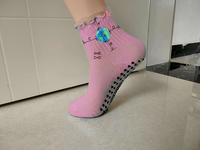Chaussettes de yoga personnalisées pour femmes, blanches, à rayures ondulées, brodées, antidérapantes, avec motif de couronne florale, bordure à volants de luxe, chaussettes de barre et de pilates
