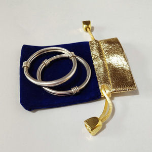 Petite pochette en velours avec cordon de serrage, cordon de serrage couleur or et pochette en velours noir - Product Image 3