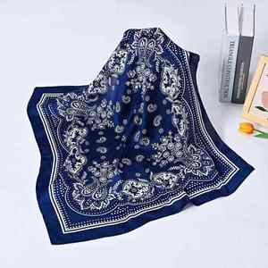Écharpe imprimée pour femme, motifs inspirés d'œuvres d'art uniques, douce au toucher et polyvalente pour toutes les occasions - Product Image 6