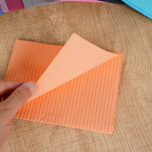 Almohadillas Desechables Wu para Uso Dental y de Manicura, 33x45cm, 2 Capas de Papel y 1 Capa de Película, Patrón Sólido de Color - Product Image 1