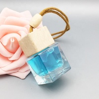 Bouteille de diffuseur de parfum suspendu de voiture transparente en forme de cube de 10ml avec joint de pulvérisateur de pompe à capuchon en bois et corde pour évents d'huile essentielle