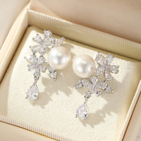Anting-anting Mutiara Mewah untuk Wanita, Anting-anting Gantung Bunga Zirkon Berkilau Elegan dengan Kristal Bentuk Tetesan Air untuk Pengantin