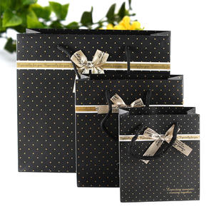 Sacs cadeaux en carton blanc de luxe personnalisés avec ruban, poignée, logo personnalisé, options de couleur et de taille, impression offset CMYK, respectueux de l'environnement, pour chaussures - Product Image 1