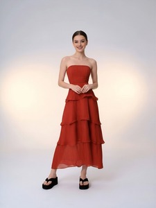 Abito midi da donna rosso con volant a strati e senza spalline - Product Image 6