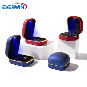 EVERWIN - Caja de Joyería de Goma de Color con Luz LED, Caja para Anillos Forrada de Terciopelo, Caja de Regalo de Lujo para Colgantes - Product Image 3