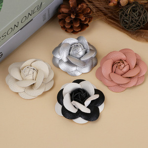 Mini fleur de camélia en cuir, corsage fait main, accessoire pour cheveux, décoration de vêtements, artisanat de mariage, accessoires de bijouterie - Product Image 4