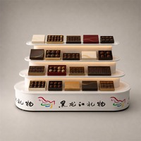 Schokoladen-Präsentationstheke Gebogen 4-stufige Metallregale Warme LED-Unterbeleuchtung Supermarkt-Regal Einzelhandels-Ausstellungsständer