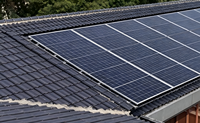 Système de fixation de tuiles solaires sur mesure pour toiture, adapté aux résidences, avec support réglable et kit de rail en aluminium.