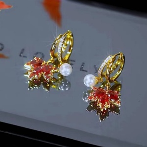 ต่างหูรูปใบเมเปิ้ลสีแดงประดับคริสตัลเซอร์คอนชุบทองสไตล์วินเทจฝรั่งเศส พร้อมพู่ห้อยประดับเพชรเทียม เหมาะสำหรับงานปาร์ตี้ สำหรับผู้หญิงที่มีรสนิยม - Product Image 2