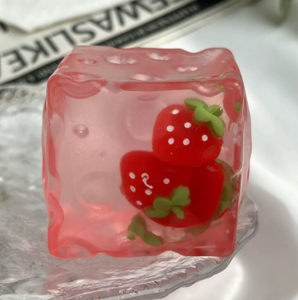 Cubitos de hielo de resina transparente con fresas y flores incorporadas, juguetes decorativos antiestrés - Product Image 5
